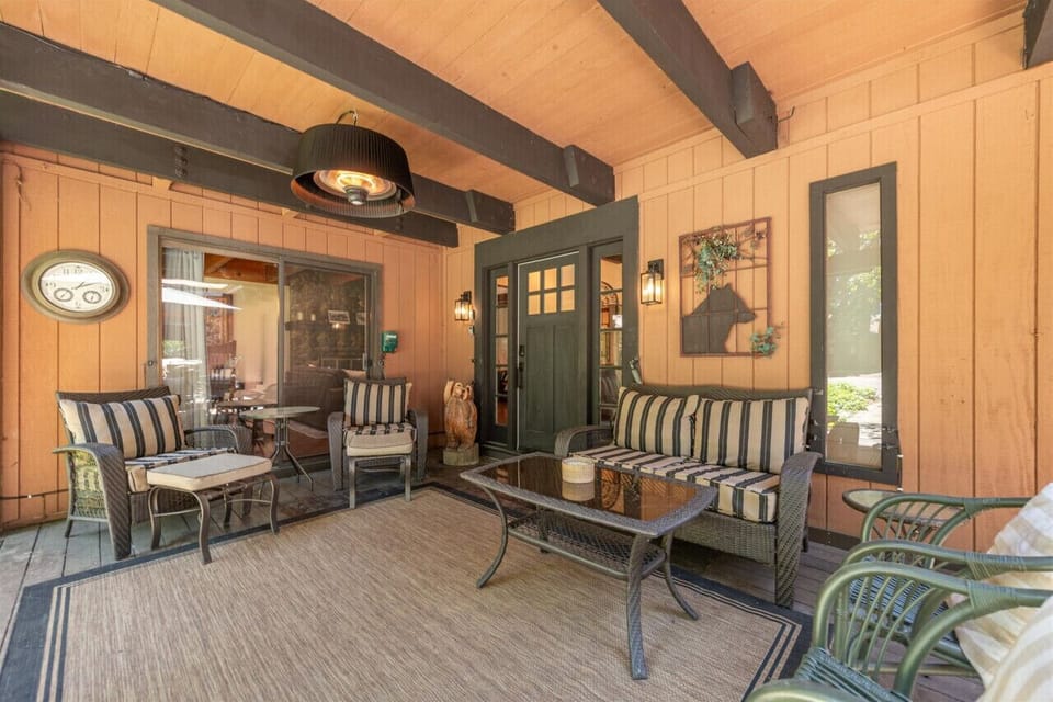 Lots of comfortable outdoor furniture on the front patio. 2 new heat lamps too!