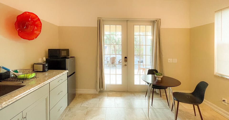 Deluxe Studio Suite | In-room dining