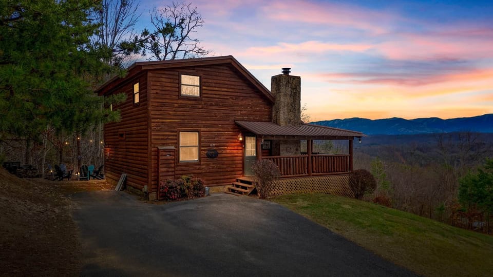 Cozy Smoky Mountain cabin with hot tub and panoramic views