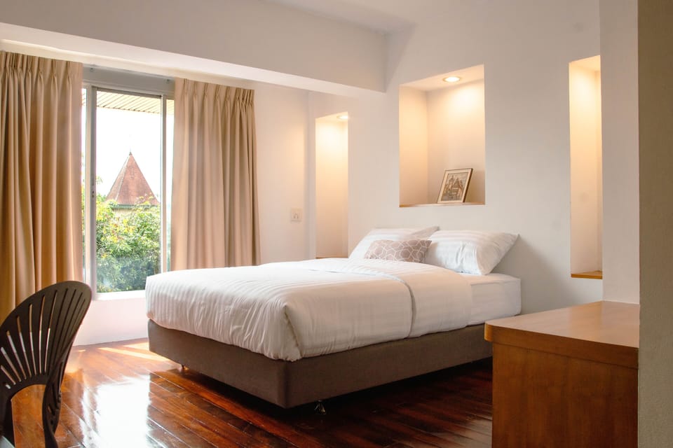 Deluxe Queen Room | Free WiFi, bed sheets