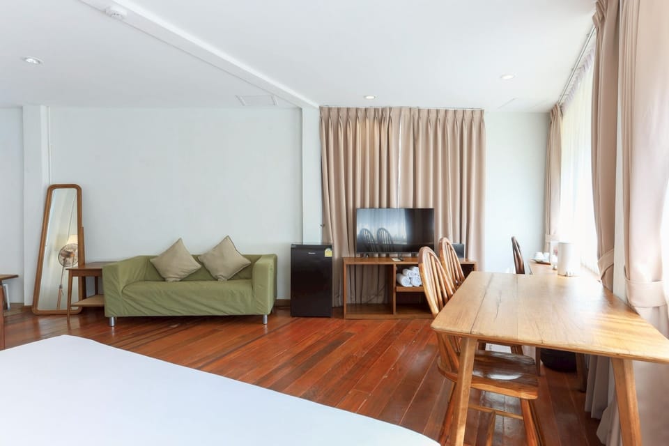 Premium Triple Room | In-room safe, desk, laptop workspace, free cribs/infant beds