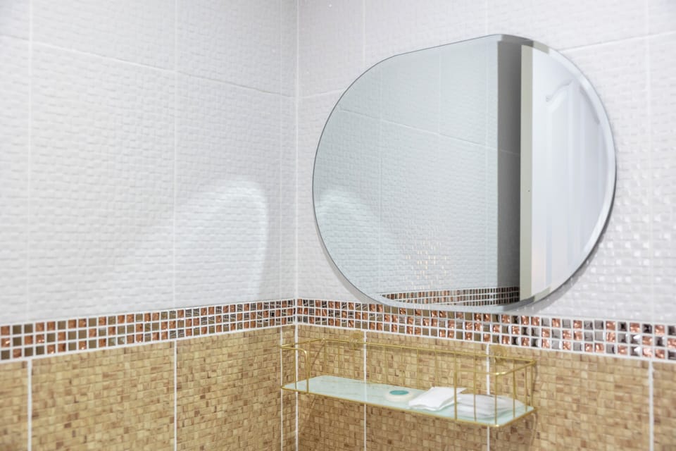 Premier Family Room | Bathroom | Shower, free toiletries, hair dryer, towels
