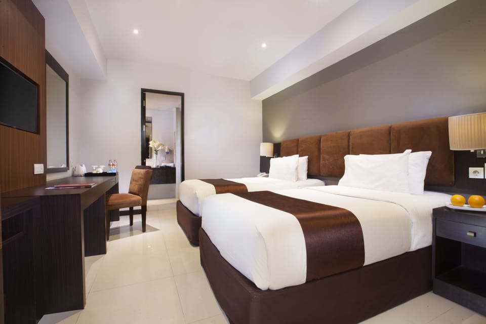 Business Room, 2 Twin Beds | Premium bedding, in-room safe, desk, iron/ironing board