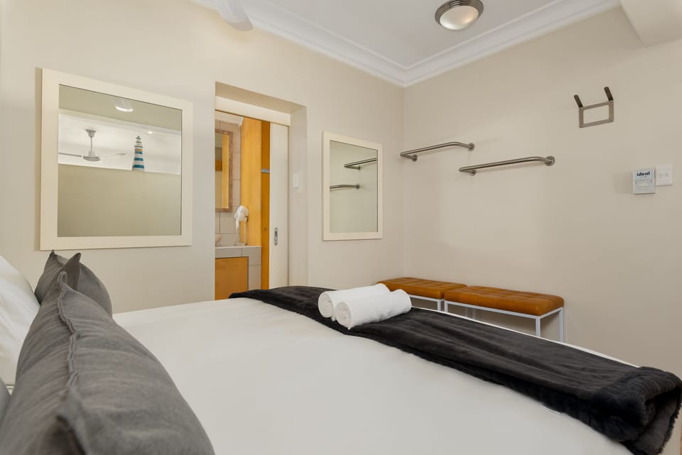 Apartment | 1 bedroom, in-room safe, laptop workspace, iron/ironing board