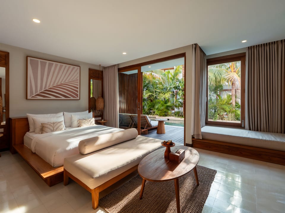 Deluxe Lagoon Pool Access | Minibar, in-room safe, desk, laptop workspace