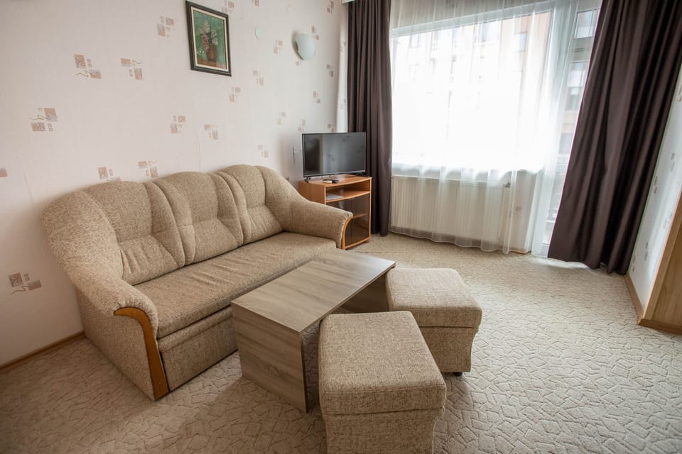 Family Studio Suite | Desk, laptop workspace, free WiFi