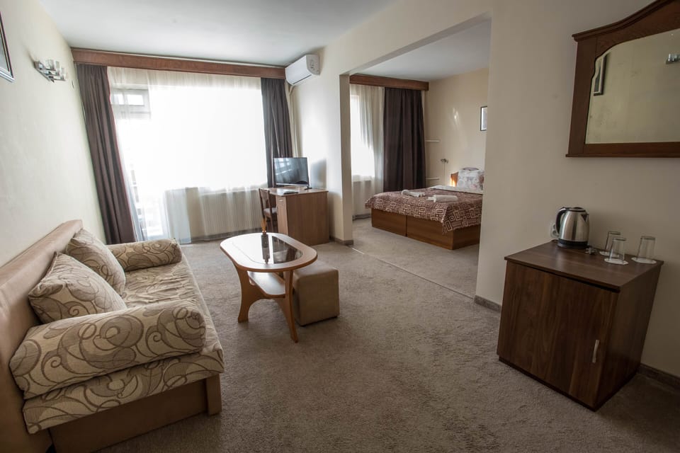 Family Studio Suite | Desk, laptop workspace, free WiFi