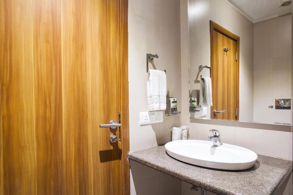 Deluxe Room with balcony | Bathroom | Shower, rainfall showerhead, free toiletries, hair dryer