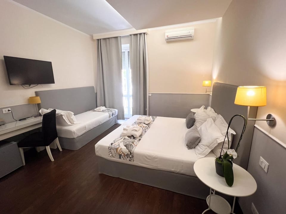 Triple Room | Hypo-allergenic bedding, desk, soundproofing