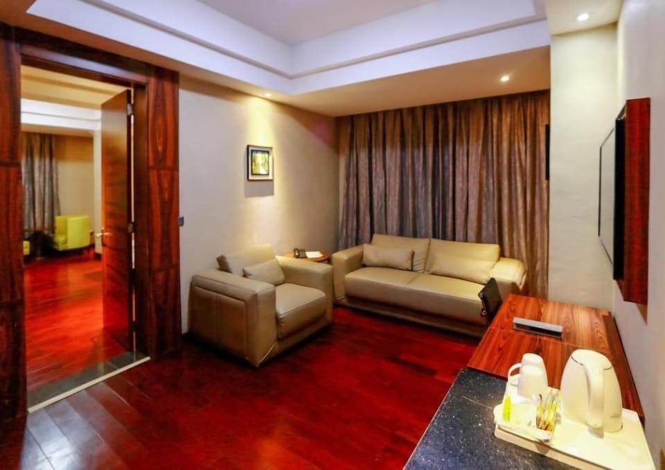 Executive Suite | Premium bedding, pillowtop beds, in-room safe, desk