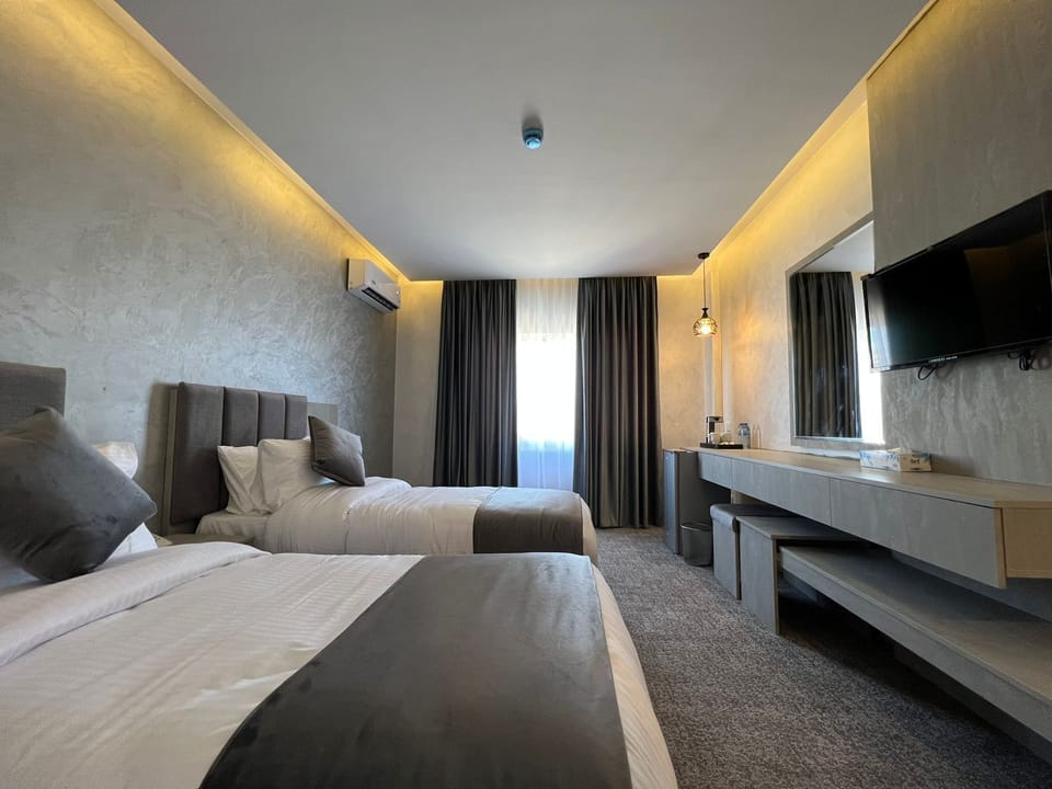 Basic Twin Room | Hypo-allergenic bedding available, minibar, in-room safe, desk