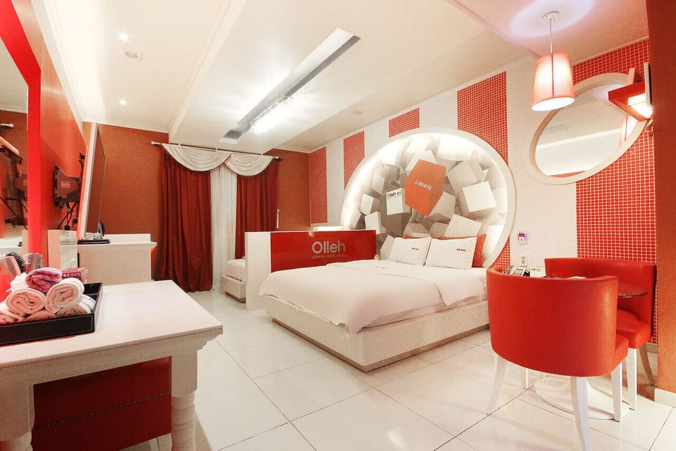 Standard Twin Room | Individually decorated, desk, laptop workspace, soundproofing