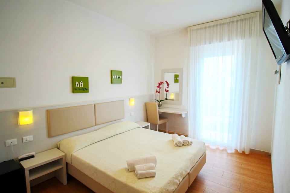 Comfort Double or Twin Room | Minibar, in-room safe, desk, cribs/infant beds