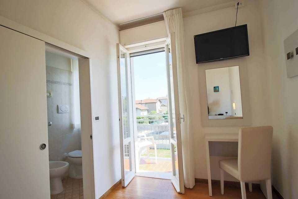 Classic Single Room | Minibar, in-room safe, desk, cribs/infant beds