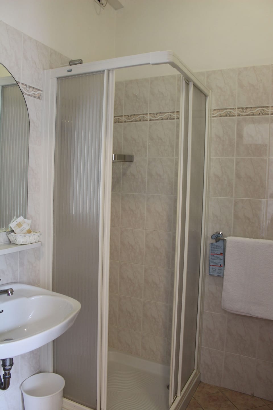 Classic Triple Room | Bathroom | Shower, rainfall showerhead, hair dryer, bidet