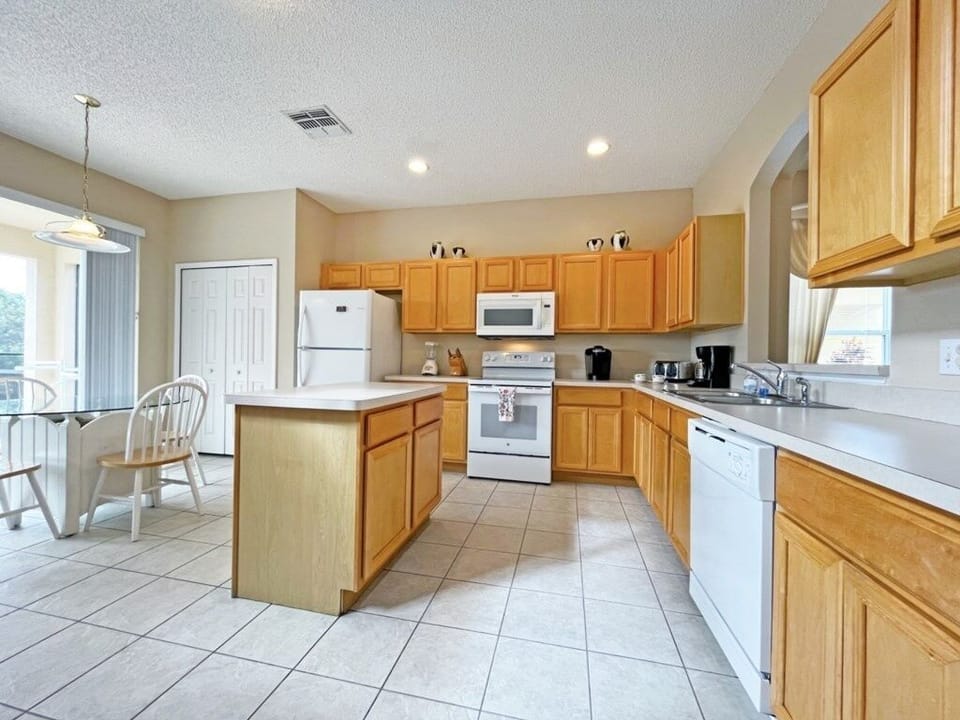 House, 6 Bedrooms | Private kitchen