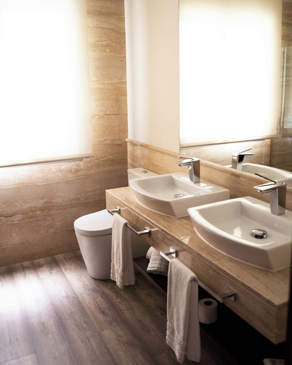 Superior Single Room, 1 Double Bed, Ensuite, Courtyard View | Bathroom | Shower, free toiletries, hair dryer, towels