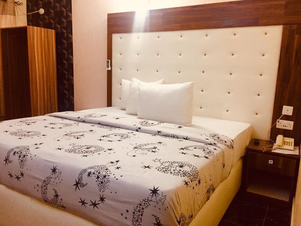 Executive Room | Desk, laptop workspace, bed sheets, wheelchair access