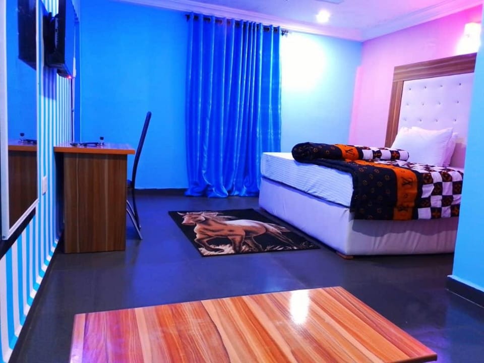 Superior Suite | Desk, laptop workspace, bed sheets, wheelchair access