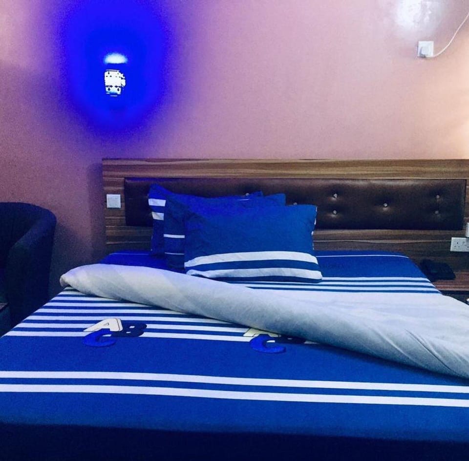 Superior Room | Desk, laptop workspace, bed sheets, wheelchair access