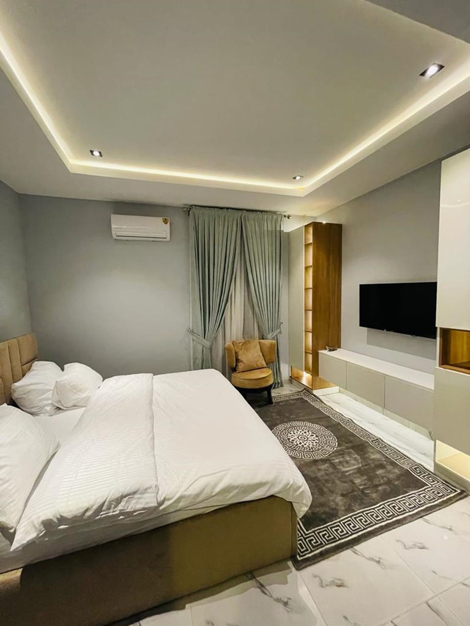 Executive Apartment | Desk, free WiFi