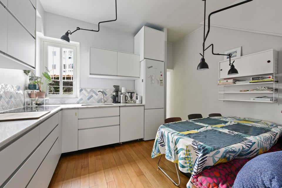 The large table in the kitchen up to 6 dining people  
