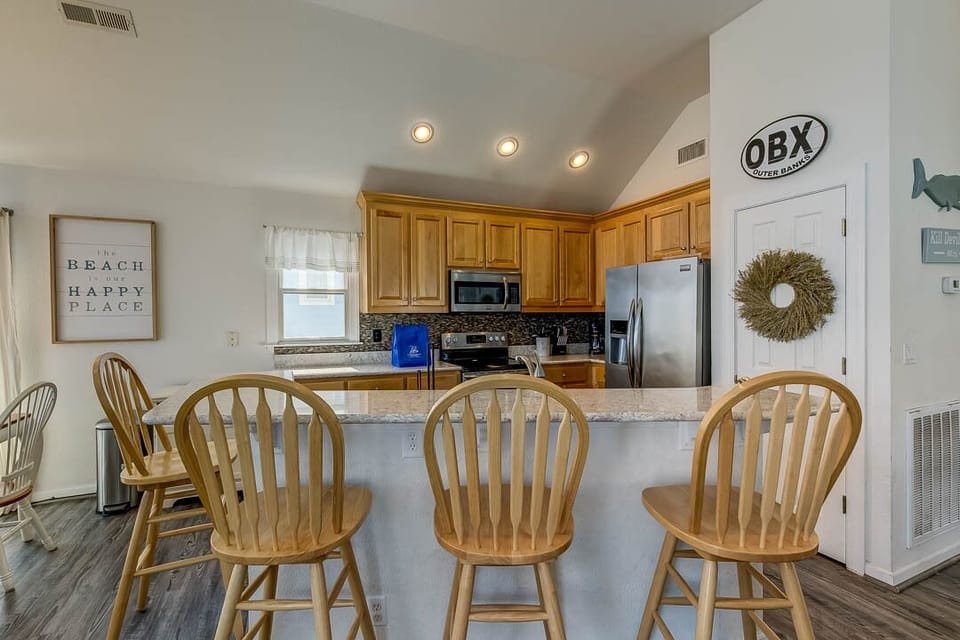 Top-Level Kitchen with Bar (seats 4)