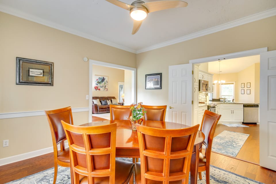 Dining Room | Central A/C & Heating | Free WiFi