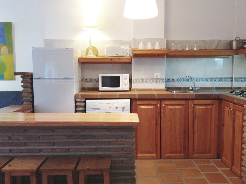 Full-size fridge, microwave, stovetop, cookware/dishes/utensils