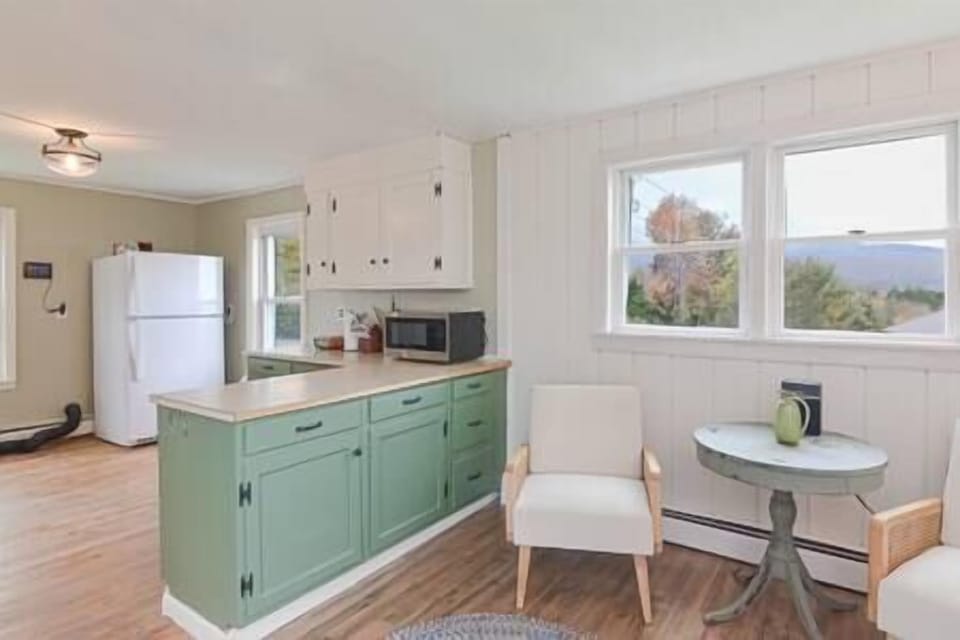 Fully stocked kitchen with beautiful views of the mountains. (1)