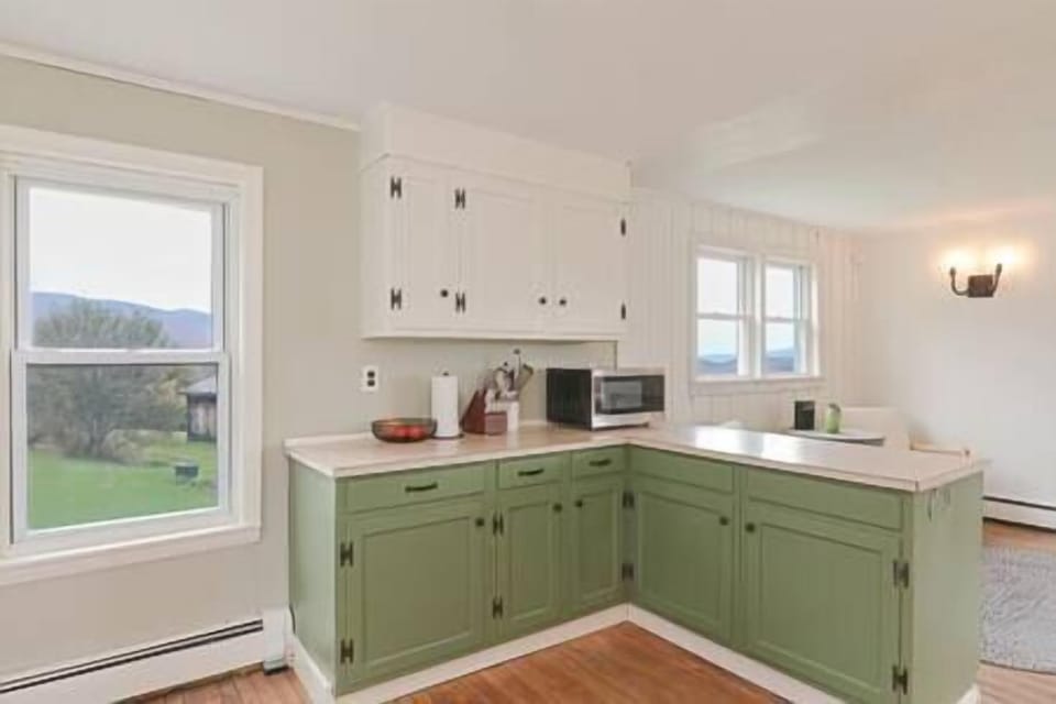 Fully stocked kitchen with beautiful views of the mountains. (2)
