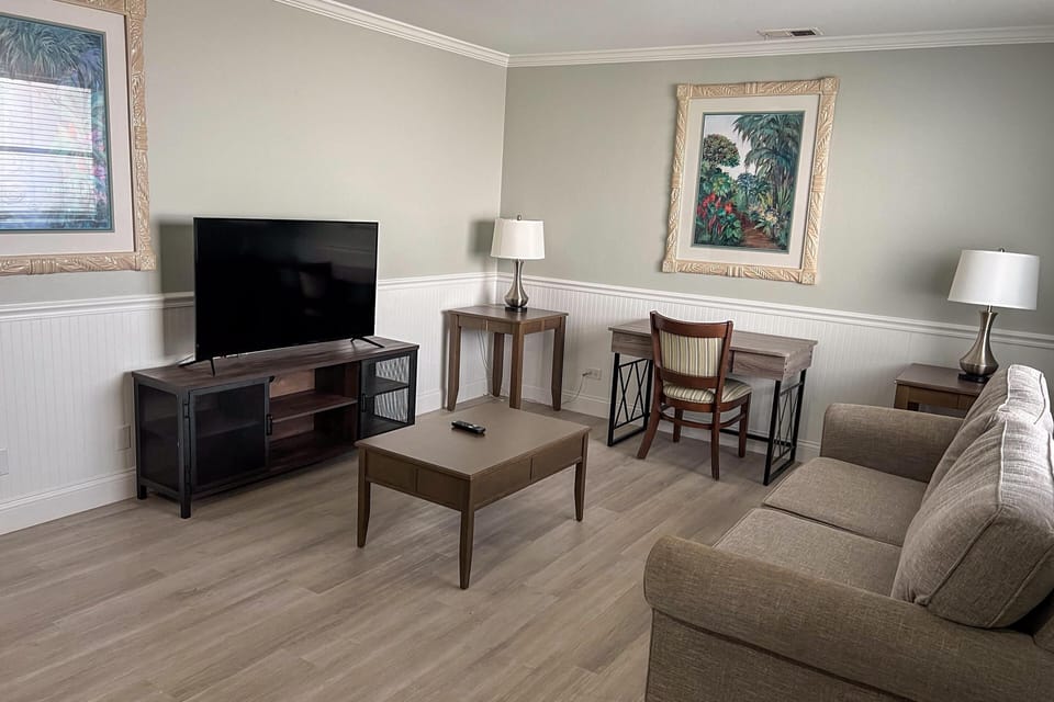 Lakeview Deluxe One-Bedroom Suite image 6