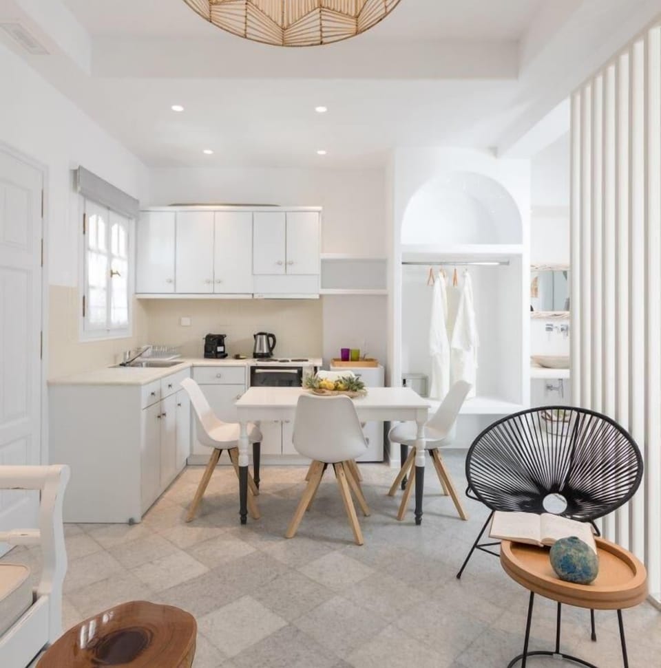 Grand Suite (Outdoor Jetted Tub) | Private kitchen | Fridge, oven, stovetop, coffee/tea maker