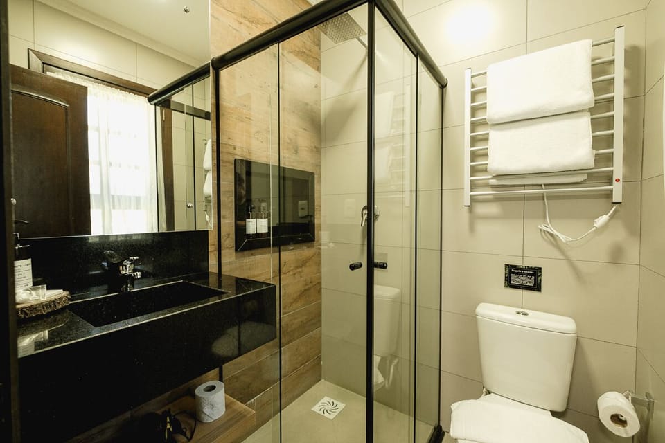 Luxury Double Room | Bathroom | Hair dryer, towels, soap, shampoo