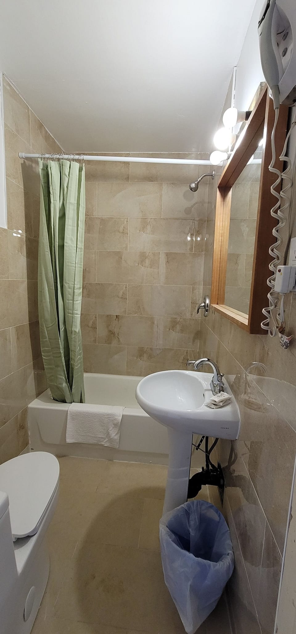 Room, 1 Queen Bed | Bathroom | Free toiletries, hair dryer, towels, soap