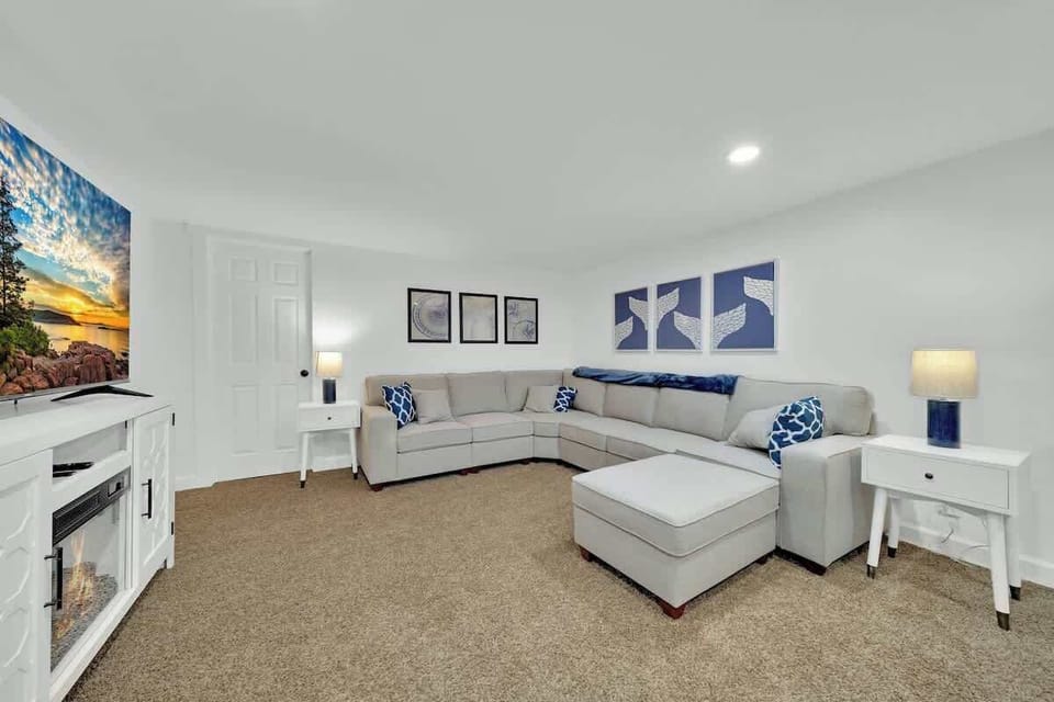 The fireplace below the TV here means that no matter where you are in the house, you're maximally comfortable!