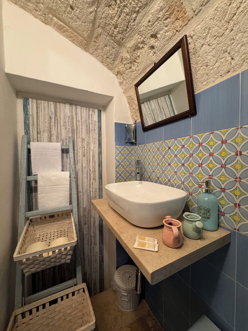 Junior Studio Suite | Bathroom | Shower, free toiletries, hair dryer, towels