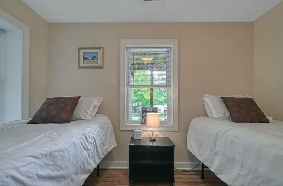 Twin Bedroom lower level