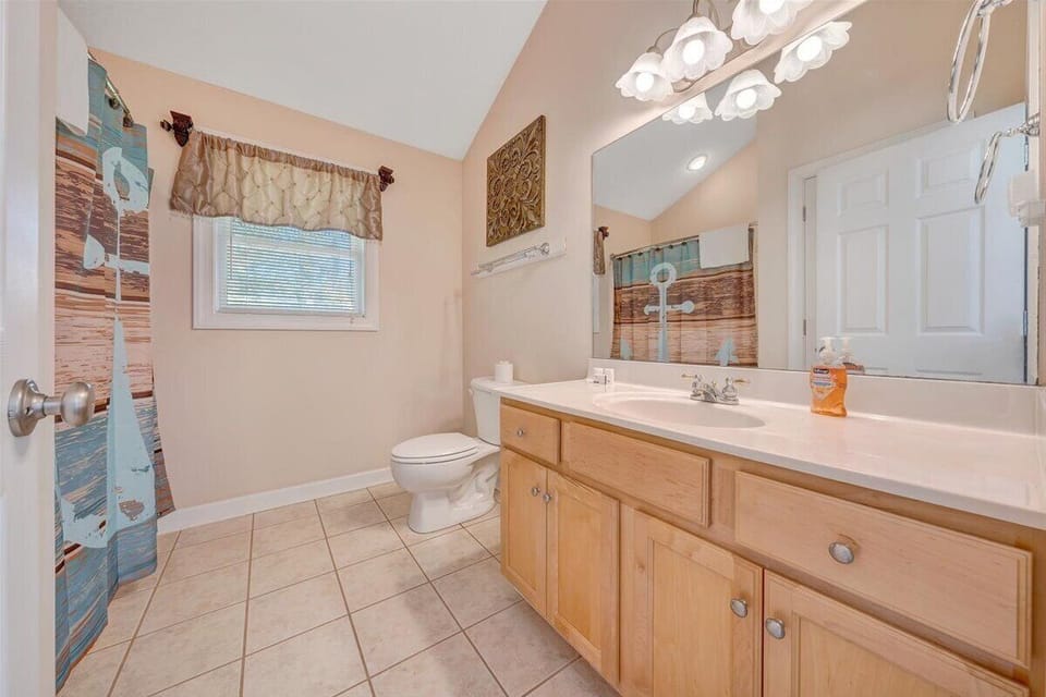 Master Bathroom Upper Level, ensuite