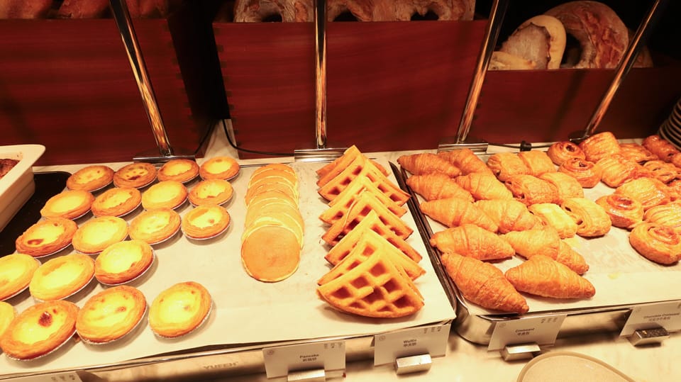 Daily buffet breakfast (CNY 128 per person)