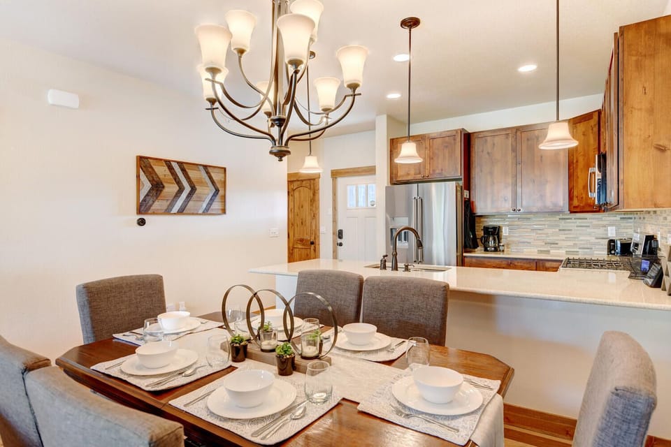 Dining Area with Seating for 6