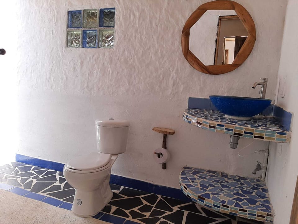 Habitación AGUA | Bathroom | Shower, rainfall showerhead, eco-friendly toiletries, towels
