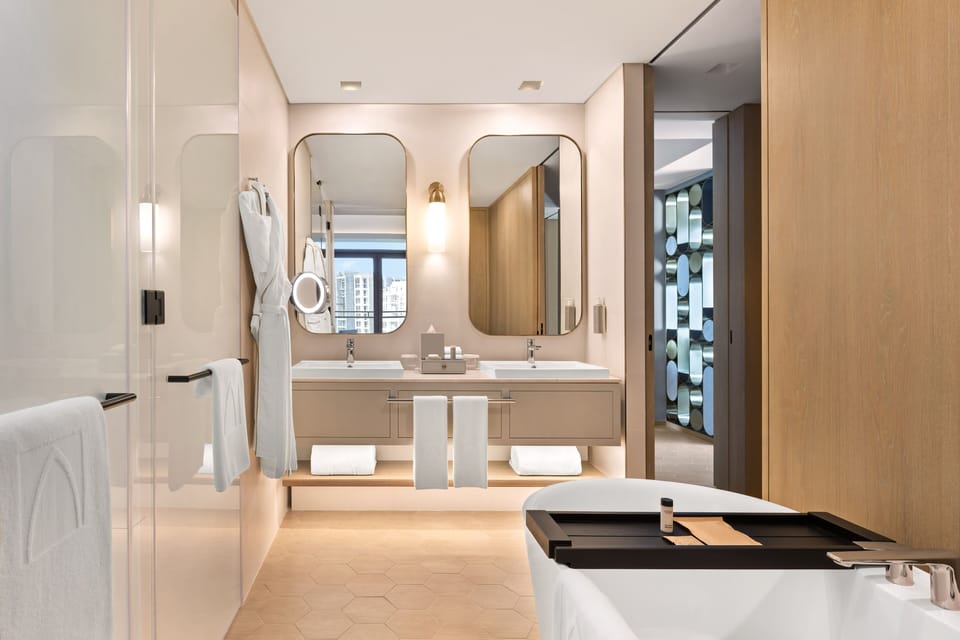 Executive Suite - Complimentary Lagoon Access | Bathroom | Designer toiletries, hair dryer, bathrobes, slippers