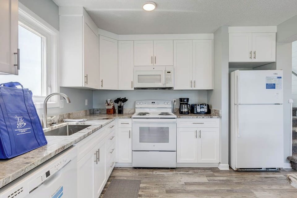 Mid-Level Kitchen with Bar (seats 3)