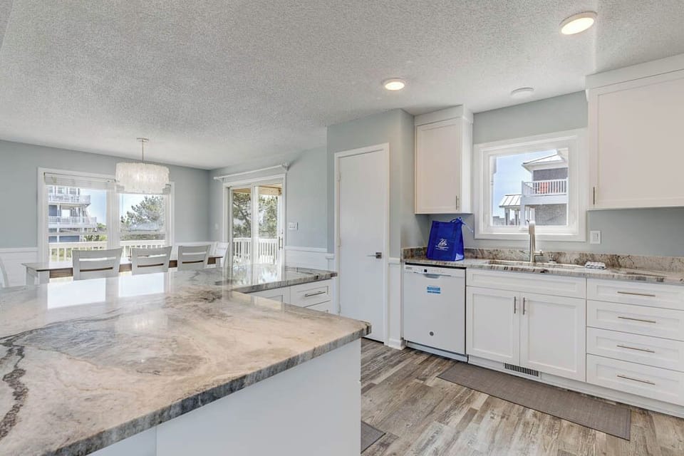 Mid-Level Kitchen with Bar (seats 3)
