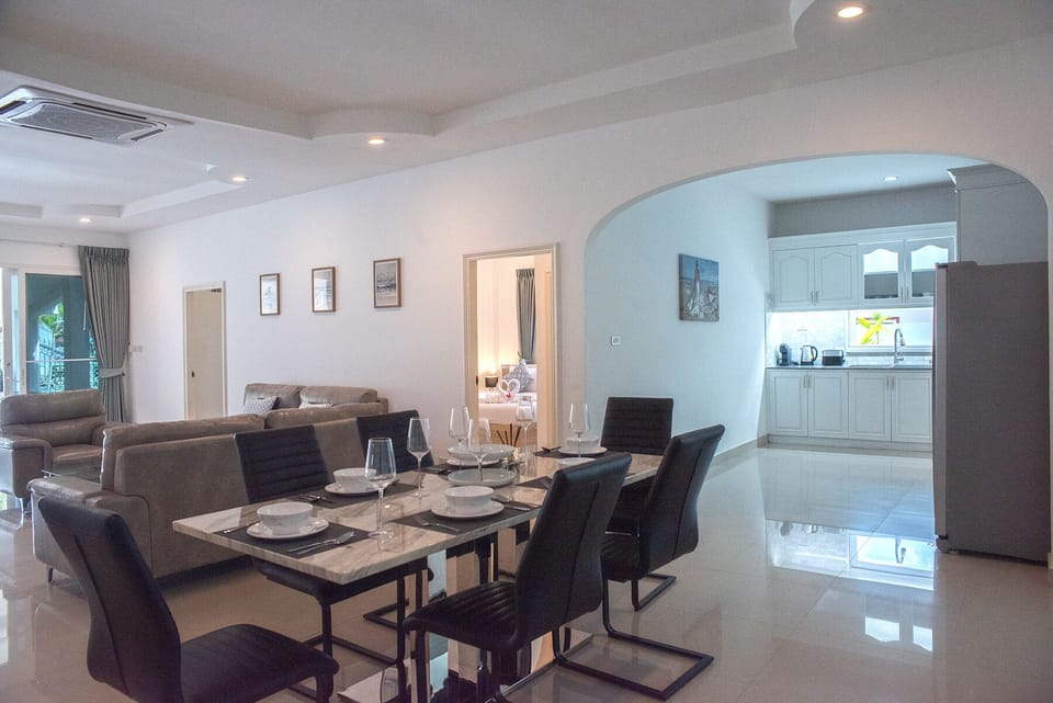 Deluxe Villa | Dining room