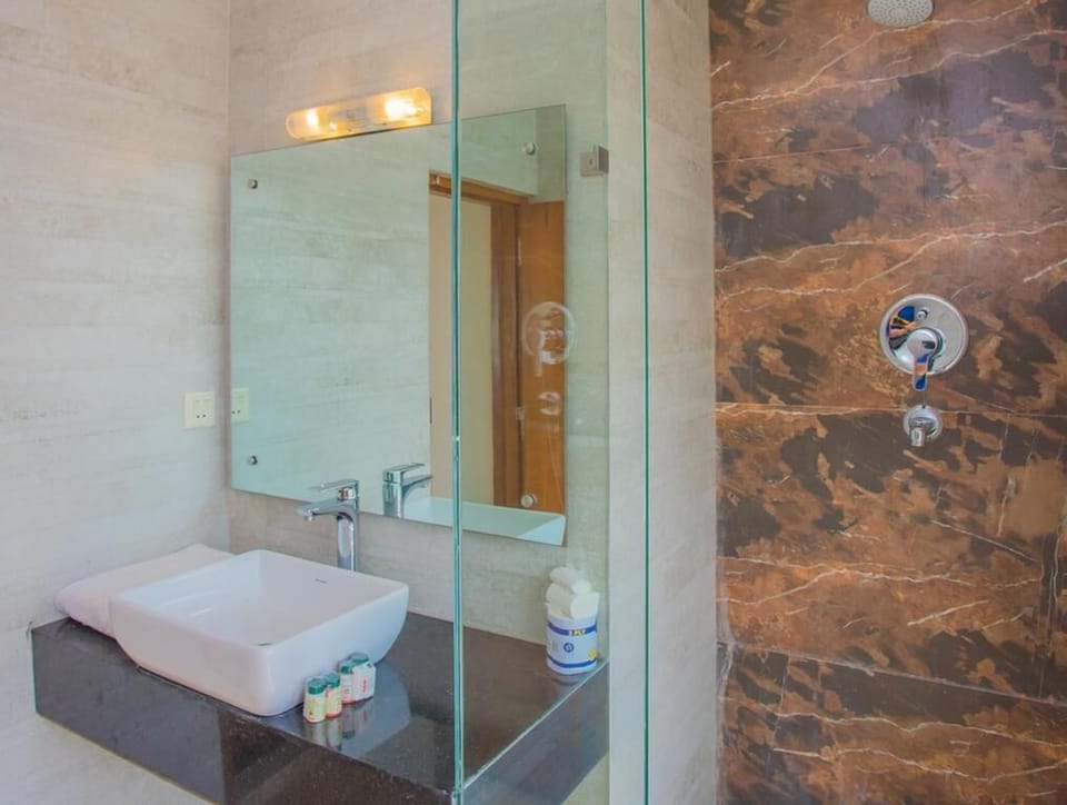 Comfort Double Room | Bathroom | Hair dryer, towels, soap, shampoo