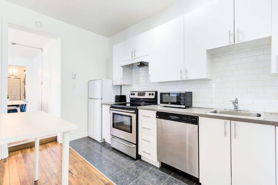 Full-equipped kitchen to prepare meals at home.