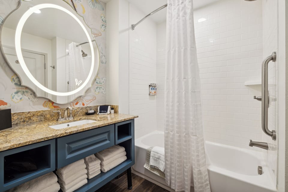 Combined shower/tub, free toiletries, hair dryer, towels