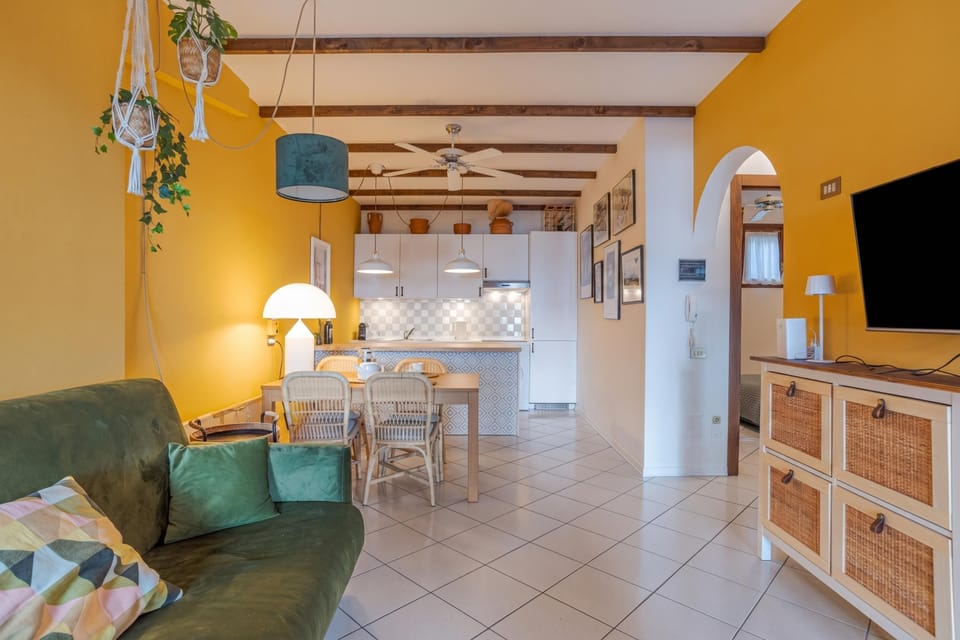 Family Apartment, Multiple Bedrooms (Brentano Giardino) | Living area | 21-inch flat-screen TV with cable channels, TV